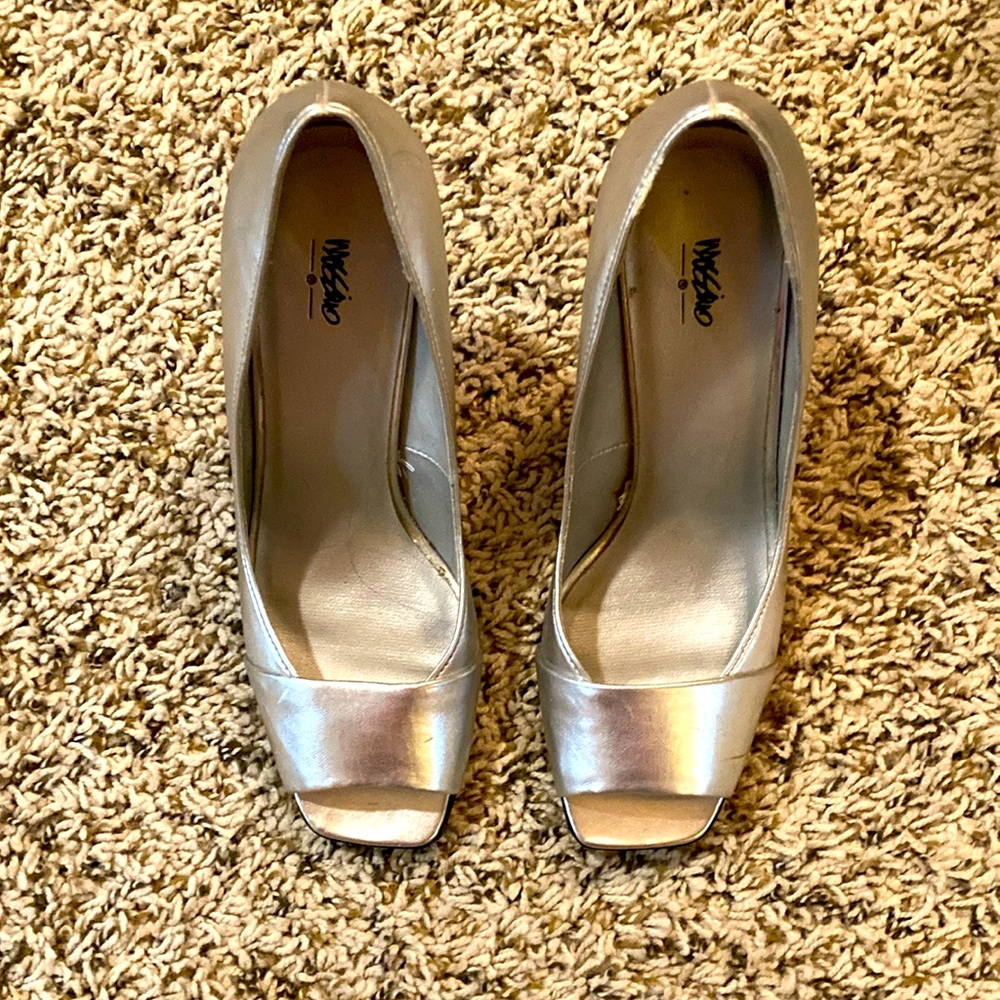 Mossimo silver pumps